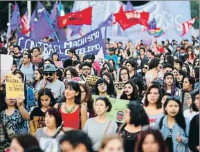  ?? ELVIS GONZALEZ / EFE ?? Santiago de Chile, como otras capitales de América, acogió una marcha