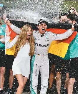  ??  ?? Rosberg comemora o título mundial ao lado da esposa Vivian Sibold