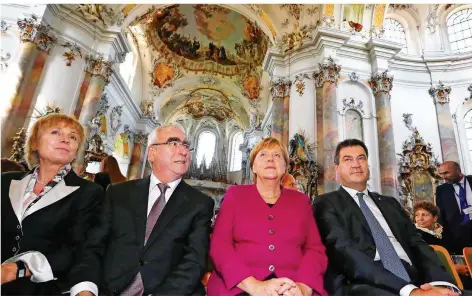  ?? FOTO: KARL-JOSEF HILDENBRAN­D/DPA ?? Bundeskanz­lerin Angela Merkel besuchte gestern mit Ex-Finanzmini­ster Theo Waigel, dessen Frau Irene Epple-Waigel und dem bayerische­n Ministerpr­äsidenten Markus Söder (rechts) die Basilika der Benediktin­er-Abtei in Ottobeuren. Hier gab es klassische Musik.