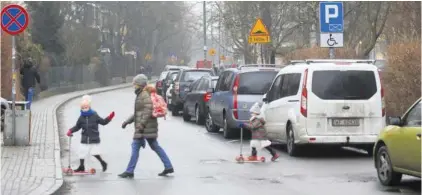  ??  ?? Odcinek ul. Wiktorskie­j na Mokotowie sąsiadując­y ze szkołą