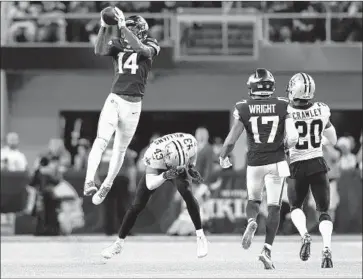  ?? Hannah Foslien Getty Images ?? STEFON DIGGS catches the final pass of the game, and when Saints safety Marcus Williams misses the tackle, Diggs races to the end zone for a 61-yard score. “I don’t stop playing till the clock hit zero,” Diggs said.