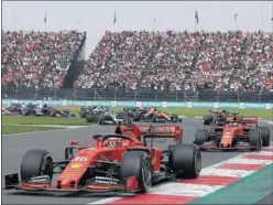  ??  ?? Leclerc y Vettel durante la carrera de F1 en el Hermanos Rodríguez.