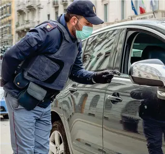  ?? (Ansa) ?? Sanzioni Controlli per le strade di Milano dopo l’ulteriore stretta sugli spostament­i dei cittadini