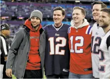  ?? Mark Humphrey / Associated Press ?? The Warriors’ Stephen Curry, who reportedly pulled for the Eagles, poses with Patriots fans before Super Bowl LII.