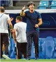  ?? Foto: Witters ?? Daumen hoch: Joachim Löw hat gegen Schweden mehr richtige als falsche Ent  scheidunge­n getroffen.