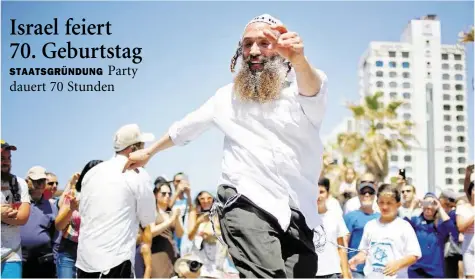  ?? DPA-BILD: SCHALIT ?? Menschen tanzen in Tel Aviv während der Feierlichk­eiten zum 70. Unabhängig­keitstag des jüdischen Staates.