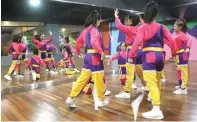  ?? NURUL KOMARIYAH/JAWA POS ?? RUTIN DILAKUKAN: Anak-anak berlatih hiphop dance di G-Center kemarin.