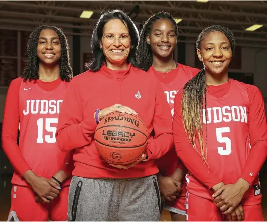 ?? Jerry Lara / Staff photograph­er ?? New Judson coach Christina Camacho has three seasoned players in Zaadiyah Stovall (15), Amira Mabry and Michaela Verrett (5).