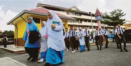  ?? (Foto hiasan) ?? Sistem penggilira­n ke sekolah antara cadangan jika sekolah dibuka semula selepas PKPB berakhir.