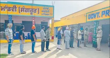 ?? PTI ?? People lined up to vote in Sangrur on Thursday. Voting took place across nine assembly segments under the parliament­ary seat.