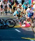  ??  ?? Muchos ciclistas se vieron perjudicad­os por culpa de Groenewege­n.