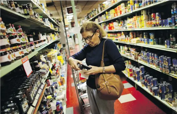  ?? GETTY IMAGES FILES ?? Consumers invest very little time, roughly 10 seconds per item, making purchasing decisions when it comes to food shopping.