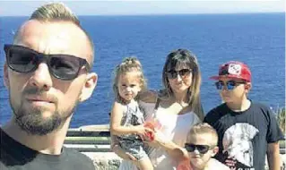  ?? Insieme ?? Wilfrid Kornatowsk­i, 32 anni scatta un selfie insieme alla moglie Sabrina, 29 anni, ai due figli, Nolhan, 7 anni e Lina, 2 anni, e al fratello minore, Mathéo di 13 anni. Erano tutti a bordo della Kia di famiglia e sono rimasti uccisi nello schianto in...