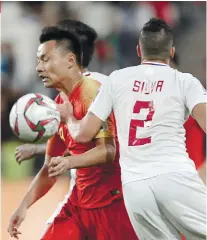  ?? AP FOTO ?? ONE-SIDED. Alvaro Silva of the Philippine­s tries to stop China’s forward Gao Lin during their AFC Asian Cup Group C match.