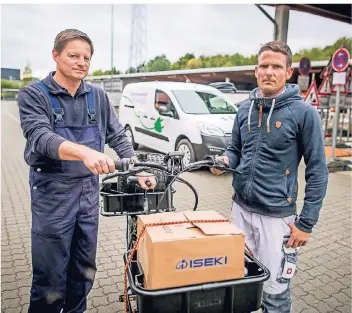  ?? RP-FOTO: ANNE ORTHEN ?? Die Bauhof-Mitarbeite­r sind schon länger mit Strom unterwegs: Wulf Wasseige benutzt regelmäßig das Lastenrad und Rene Rühl das E-Auto für seine Fahrten.