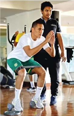  ?? ANGGER BONDAN/JAWA POS ?? SERIUS: M. Syaifuddin berlatih di gym Apartemen Puncak Marina didampingi fisioterap­is Persebaya Dani Maulana.