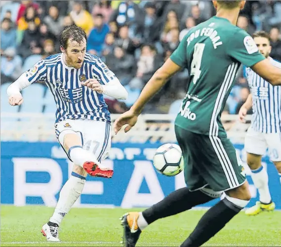  ?? FOTO: LUIS MARI UNCITI ?? David Zurutuza dispara a puerta en el último partido que jugó, hace casi un mes, frente al Betis en Anoeta