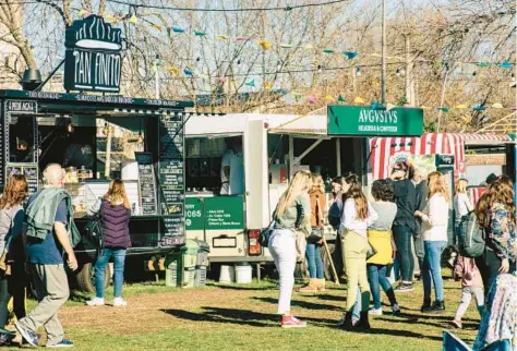  ?? DREAMSTIME ?? People chatting and indulging in a variety of flavors at an outdoor food truck park is increasing­ly becoming a common scene in Argentina.