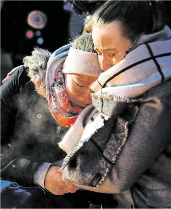  ?? Lidé v Berlíně včera truchlili za oběti pondělního masakru. FOTO REUTERS ?? Pláč v ulicích.