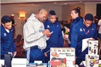  ?? JB GALLEGOS/ GILDAN NEW MEXICO
BOWL VIA AP ?? Arizona Wildcats cruise through the gift suite provided by
the Gildan New Mexico
Bowl.