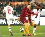  ?? ALESSANDRO BIANCHI/REUTERS ?? TERSINGKIR JUGA: Edin Dzeko dalam kepungan dua pemain Lyon, Jeremy Morel dan Mapou Yanga-Mbiwa, di Stadio Olimpico.