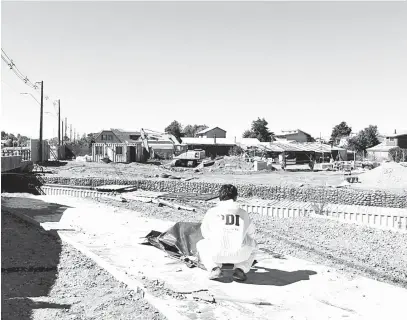  ??  ?? EL CUERPO fue extraído del estero a la altura del puente Padre Hurtado, cerca de las 8:30 de la mañana del domingo.