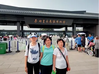  ?? Centro) ?? La autora ( con su madre y su hija en Xi’an en 2018.