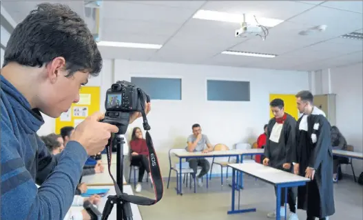  ??  ?? Pour découvrir le métier de juge, des élèves du lycée Bourdelle ont reconstitu­é une salle d'audience de Cour d'assises...