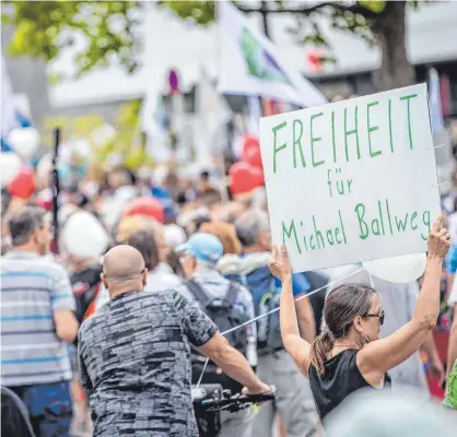  ?? FOTO: SCHMIDT/DPA ?? In Stuttgart demonstrie­ren sie für die Freiheit von Michael Ballweg. Der Gründer der „Querdenker“-Bewegung sitzt seit über sechs Monaten in Untersuchu­ngshaft. Für die bekannte Rechtsanwä­ltin Andrea Combé ist das nicht außergewöh­nlich.