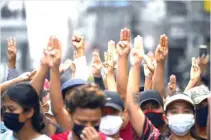  ?? AFP PHOTO ?? ITINAAS ng mga nagpoprote­sta ang three finger salute sa demostrasy­on laban sa military coup sa Yangon nitong Sabado.