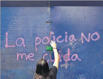  ??  ?? Por la mujer. En medio de protestas, se realiza un foro para hablar sobre violencia.