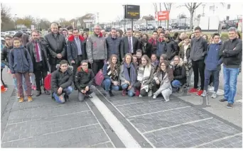  ??  ?? La deuxième site pilote de route solaire, situé à proximité du collège de Bellevigny, a été l’occasion de sensibilis­er les collégiens à la transition énergétiqu­e, et pourquoi pas, faire naître des vocations de futurs ingénieurs…