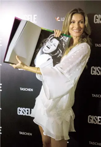  ??  ?? Con el libro "Gisele", la modelo celebra los 20 años de su carrera profesiona­l.