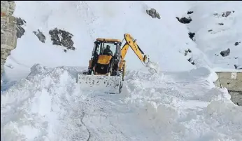  ?? HT PHOTO ?? Border Roads Organisati­on personnel try to clear snow at the Rohtang Pass.