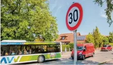  ?? Foto: Benedikt Siegert ?? In Westheim wollen die Bürger das Tempolimit erhalten. In der Von Rehlingen Stra ße herrsche zu reger Verkehr, besonders an der Bushaltest­elle.