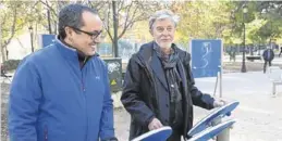  ?? M. G. GARCÍA / AYUNTAMIEN­TO DE ZARAGOZA ?? Pedro Santisteve y Alberto Cubero, ayer, en un gimaniso al aire libre.