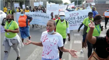  ?? Agency (ANA) | AYANDA NDAMANE African News ?? GUGULETHU residents march from Gugulethu police station to NY74 where Brenda Mqela was killed.