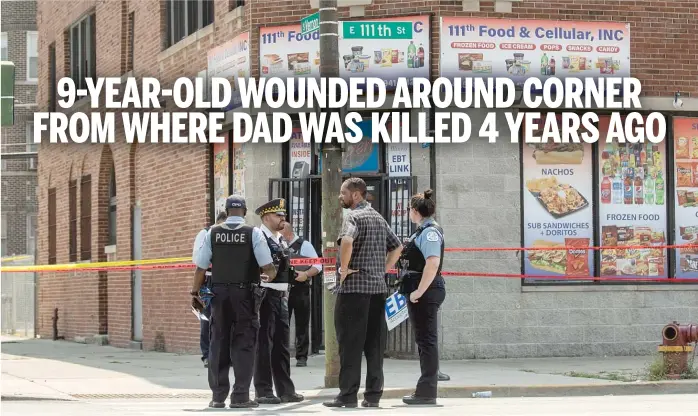  ?? PAT NABONG/SUN-TIMES ?? Ald. Anthony Beale (9th) talks to police after a child and a man were shot Friday outside a convenienc­e store in the 400 block of East 111th Street in the Roseland neighborho­od.