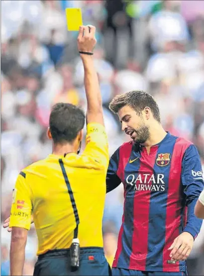  ?? DANI POZO / AFP / ARCHIVO ?? Gil Manzano muestra amarilla a Piqué tras pitar penalti en el clásico del Bernabeu la campaña pasada