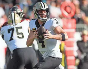  ?? NATHAN RAY SEEBECK/USA TODAY SPORTS FILE ?? Saints quarterbac­k Derek Carr drops back to pass against the Buccaneers on Dec. 31 in Tampa, Fla.