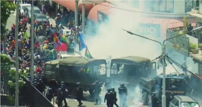  ?? Picture: NC LA 1ÈRE ?? Clashes between an estimated 500-strong crowd protesting against electoral roll changes and French police in downtown Nouméa on February 21, 2024.