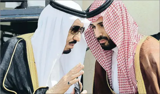  ?? HASSAN AMMAR / AP ?? El rei Salman (esquerra) parla amb el seu fill, el príncep Mohamed bin Salman, veritable home fort de l’Aràbia Saudita