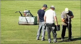  ??  ?? Am FAC- Platz wurden für das Spiel 350 m ² Rollrasen verlegt