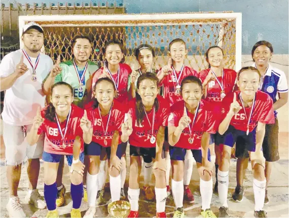  ?? CONTRIBUTE­D FOTO ?? BACOLOD BOUND. Members of the Cebu Elite Girls 14-Under team will be in Bacolod for two tournament­s--the Ceres Cup and the regional eliminatio­n of the Allianz national youth futsal tournament.