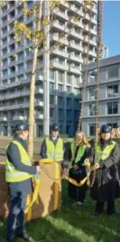  ?? ?? De architect plant een ginkgo biloba. Rechts een impressie van het gebouw.