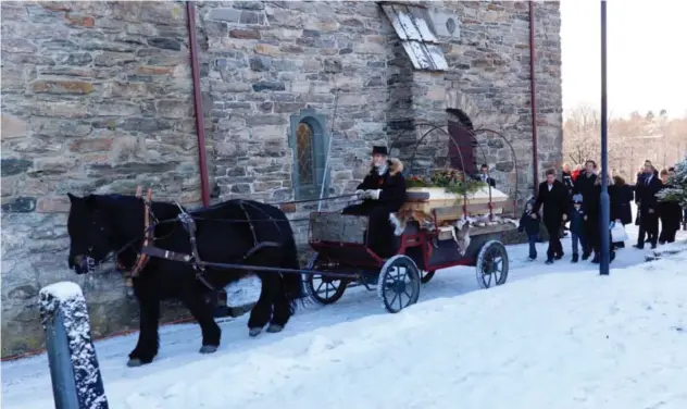  ??  ?? Etter seremonien i Fana kirke ble kisten fraktet vekk med hest og kjerre. – Nå kan du ta deg den pausen du aldri tok. Nå er det vår tur, sa sønnen Odin Oddekalv.