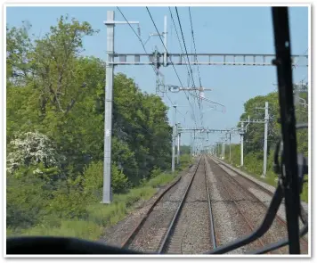  ?? RICHARD CLINNICK. ?? The Great Western Main Line nearing Swindon. The ‘800’ was operating on diesel power here, but was unable to reach line speed between Didcot and Swindon.