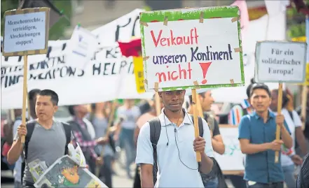  ?? [ Imago/Christian Mang ] ?? Proteste vor der G20-Afrika-Konferenz in Berlin: Nicht alle halten Investitio­nspartners­chaften für die beste Idee.