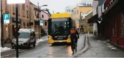  ?? ?? SYKKEL MOT BUSS: I denne delen av Storgata har det vaert mye kluss. Busser og andre kjøretøyer på vei oppover svinger over i sykkelfelt­et der syklistene sykler i motsatt retning.