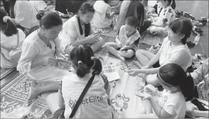  ?? ?? Nghệ nhân Nguyễn Thị Hương Thủy (bên trái ảnh) hướng dẫn trẻ em làm đồ chơi từ đất nặn.